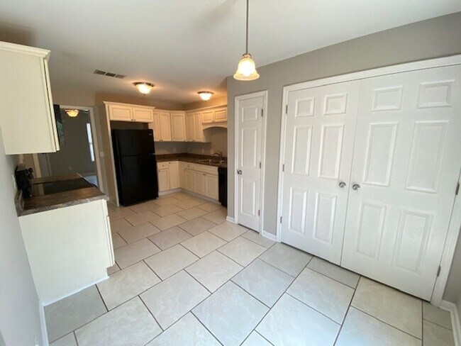 Building Photo - Convenient location in Murfreesboro