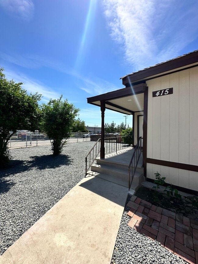 Building Photo - Updated Corner Lot Home – 2bd/2ba
