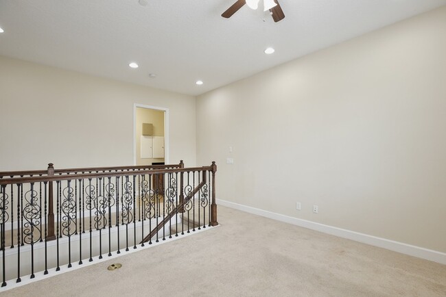 Building Photo - Beautiful 3/2.5 Spacious Townhome with a L...