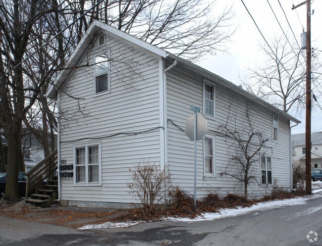 Building Photo - 521 Clay Ln