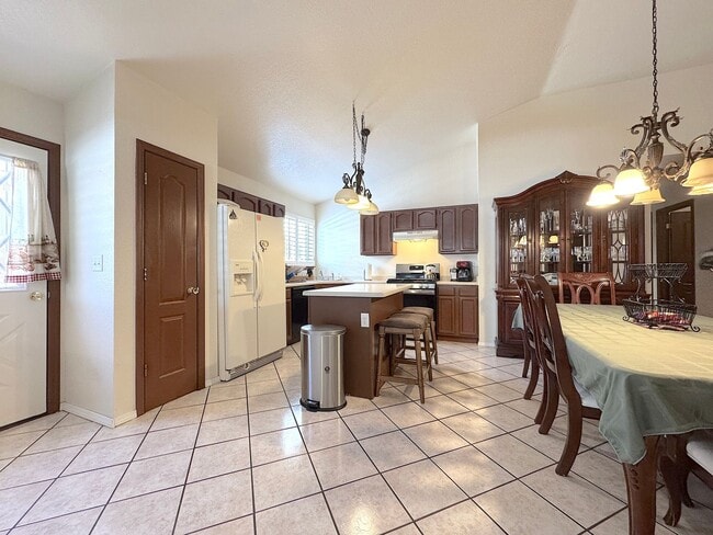 Building Photo - East El Paso 3bed/2bath Refrig A/C!