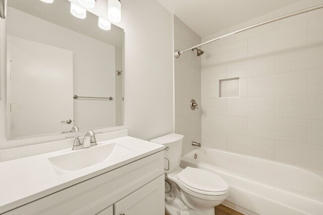Building Photo - Remodeled 3bd/2.5bath steps from beaches, Racetrack, and Cedros Design district
