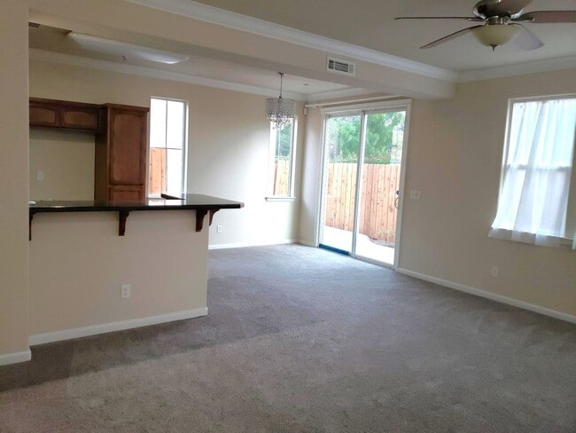 Building Photo - Shasta View Gardens - 3bd/2.5 ba + Office!