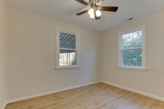 Building Photo - Charming Renovated Home with Modern Upgrades and Spacious Yard!