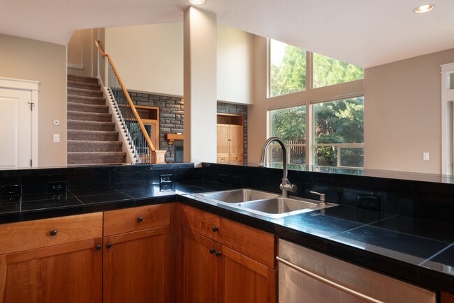 Building Photo - 4-Bedroom Home Near Pine Nursery Park Smar...