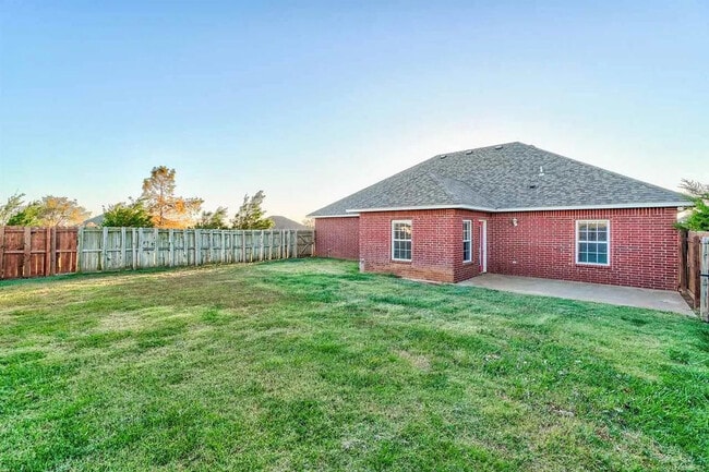 Building Photo - 608 Shady Oak