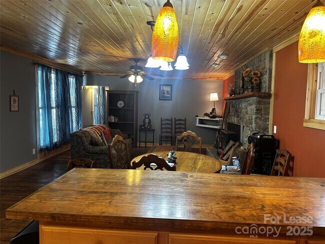 Building Photo - 717 Deep Gap Rd