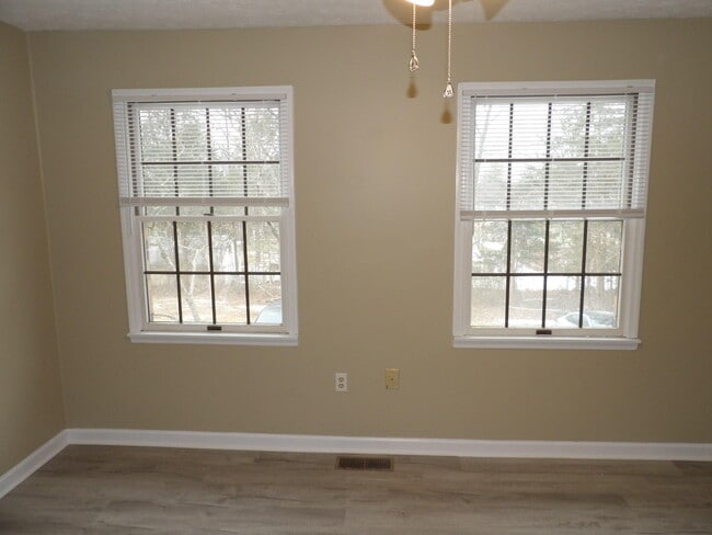 Building Photo - 244 Meadowview Dr