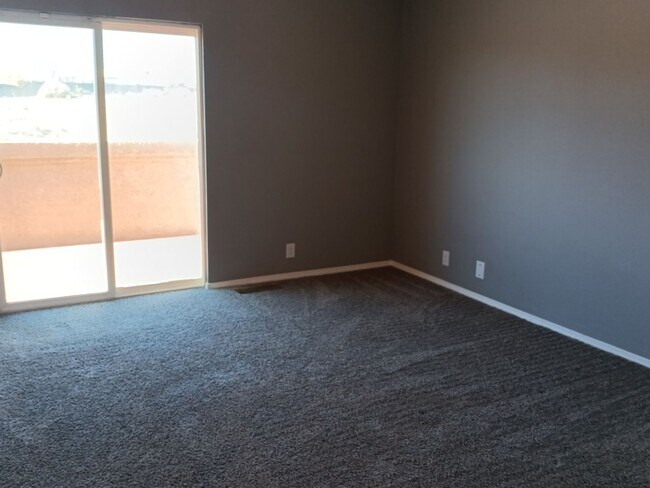 Building Photo - Stunning 5 bedroom, 3 bathroom in Rio Rancho! Showings available NOW!