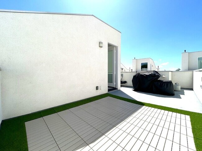 Building Photo - 10917 1/2 Otsego St