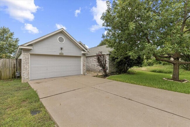 Building Photo - 206 Evergreen Cir