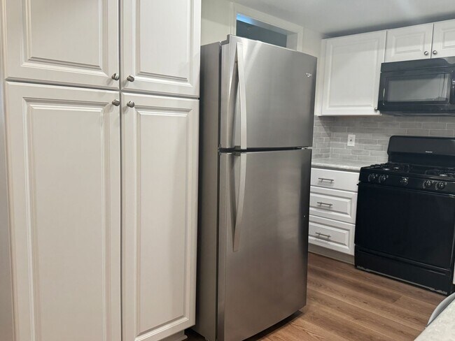 Building Photo - 2 Bedroom, 1 bath condo with washer/dryer, garage, parking, pool