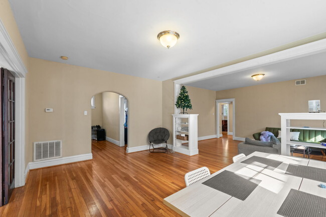 Building Photo - 740 Leland Ave