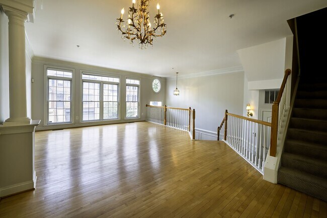Building Photo - Tower Oaks First-Time Townhome in Rockville is Move-in Ready!