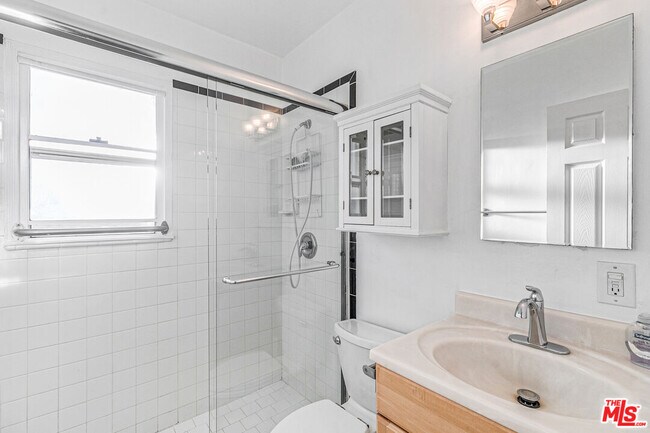 Building Photo - 1352 Ocean Park Blvd