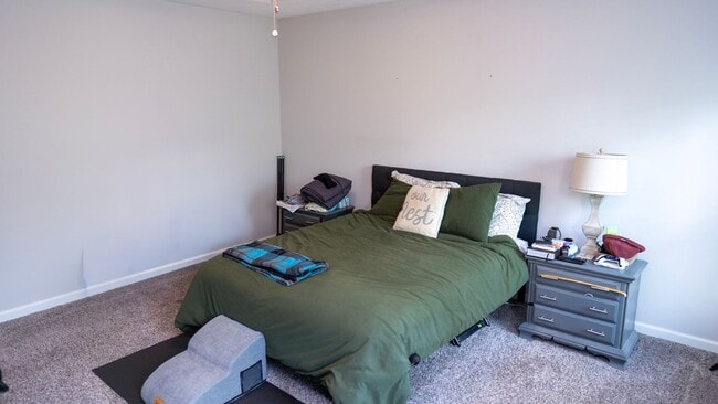 Building Photo - Almost new 4 bedroom 2.5 bathroom just off...