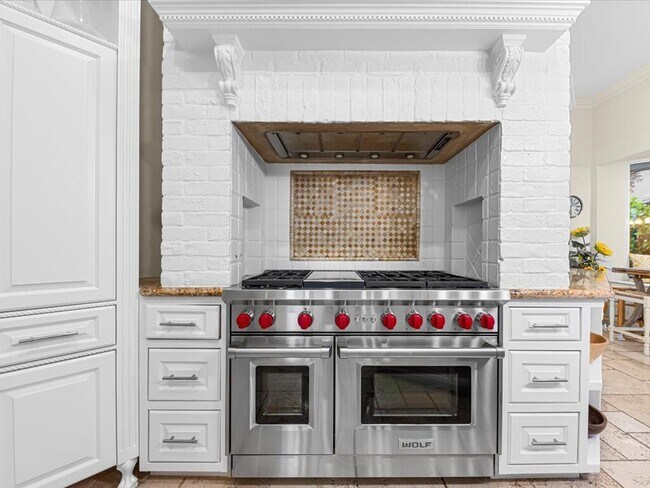 Building Photo - 3030 NE 45th St