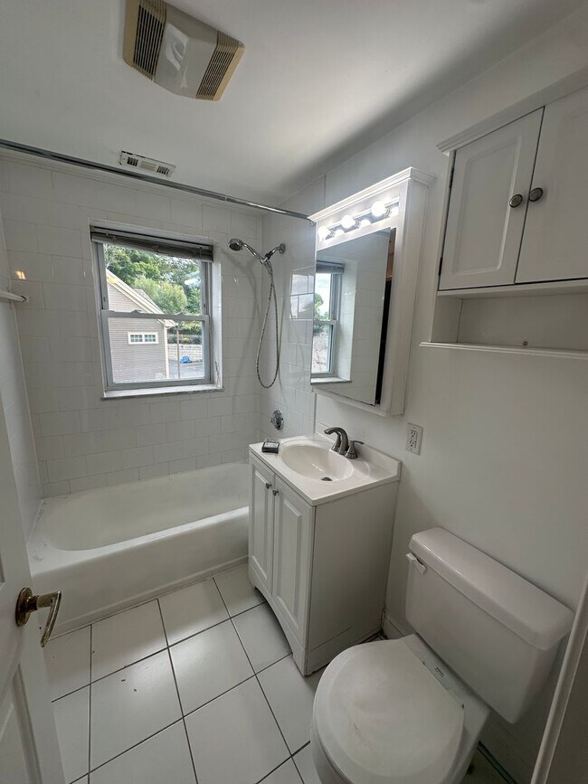 Building Photo - 3Br/2Bth in Oak Sq. Great for a roommates. 3 parking included,  laundry IN UNIT!