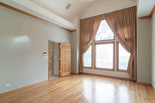 Building Photo - 922 W Chesterfield Ct