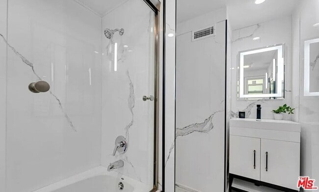 Building Photo - 418 N Bowling Green Way