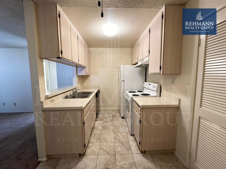 Building Photo - 4177 Iowa St