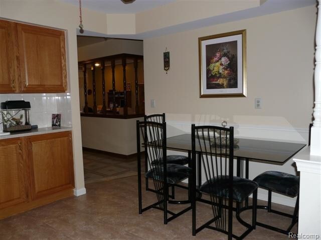 Building Photo - 2952 Sylvan Dr
