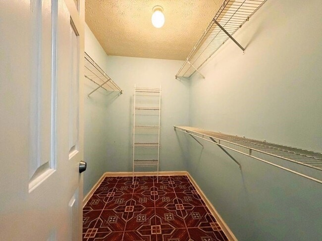 Building Photo - 5410 Twin Lakes Dr