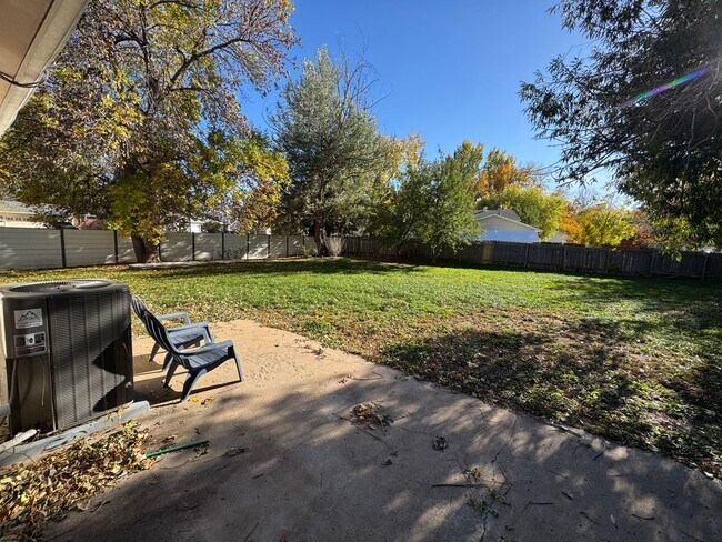 Building Photo - Great Tri-level home-Half of November Free!