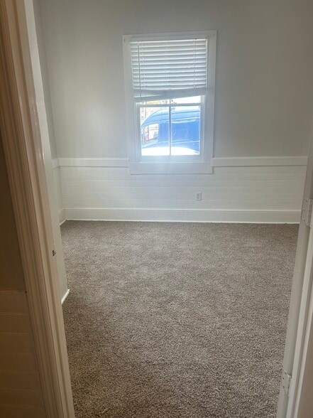 Building Photo - 520 E Hall Ln