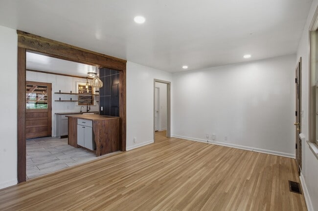 Building Photo - Donelson mid-mod ranch with full unfinished basement workshop, large yard, 3 BR 1 Bath, 20 minute...