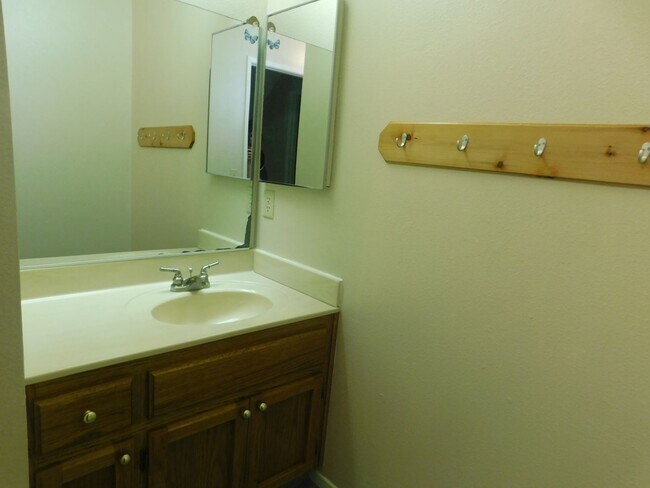 Building Photo - Spacious 3bd 2.5ba Quiet location.