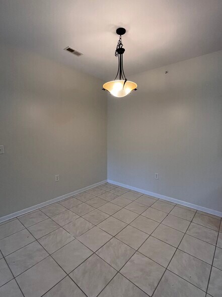 Building Photo - 616 Marshtree Ln