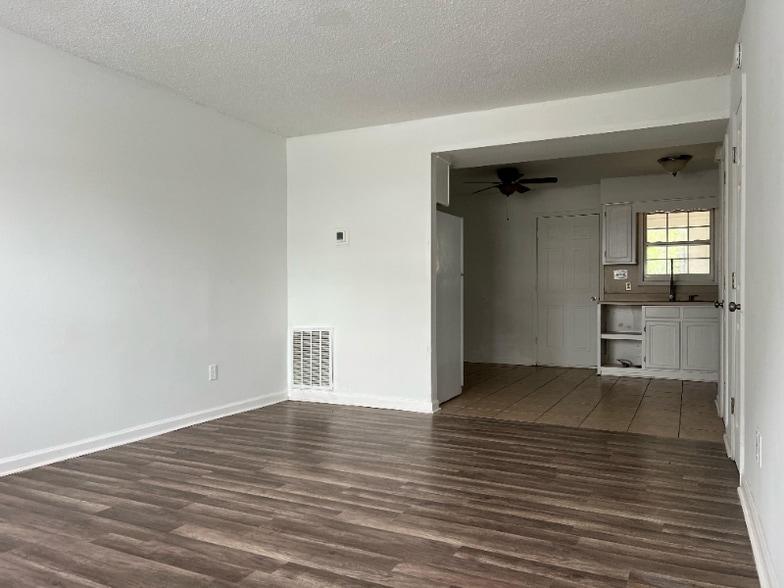 Building Photo - 1608 Fawn Vista Dr N