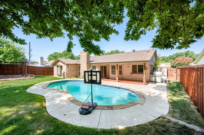 Building Photo - "Beautifully updated 3-Bed 2-Bath home Wit...