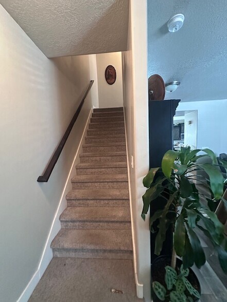 Building Photo - 896 S Crescent Way