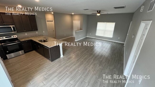 Building Photo - 1682 Waneta St SE