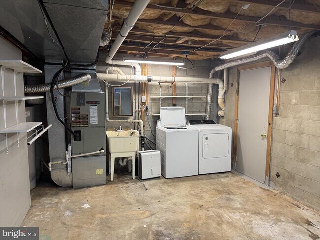 Building Photo - 813 Chesney Ln