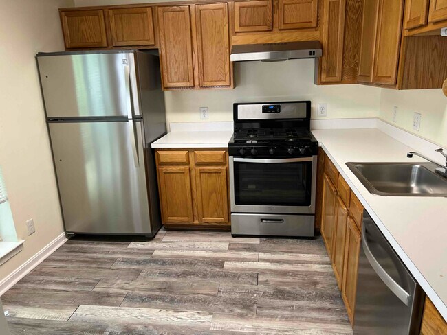Building Photo - 8218 Catbird Cir