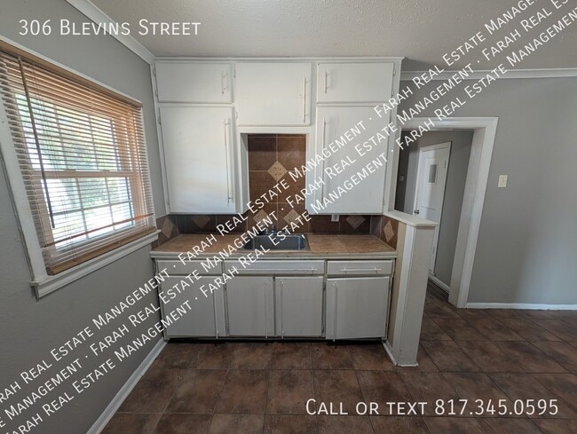 Building Photo - 306 Blevins St