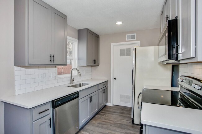 Building Photo - Beautiful Three Bedroom, Two Bathroom