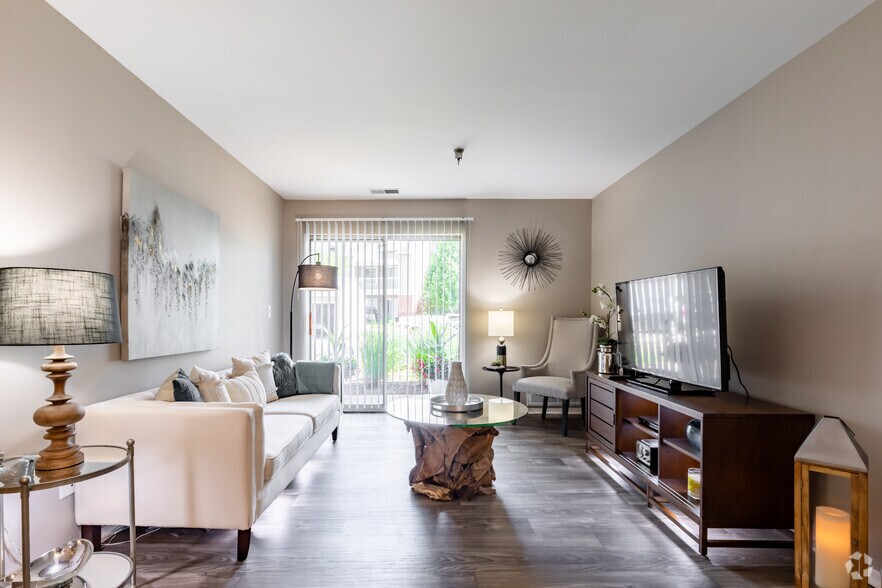 2BR, 2BA - Living - Hawthorn at Oakhurst
