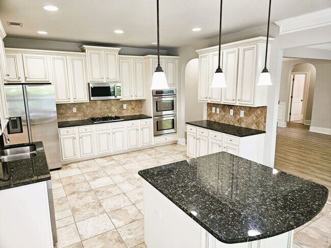 Building Photo - 5 Bedroom / 4 Bath Single Family Home