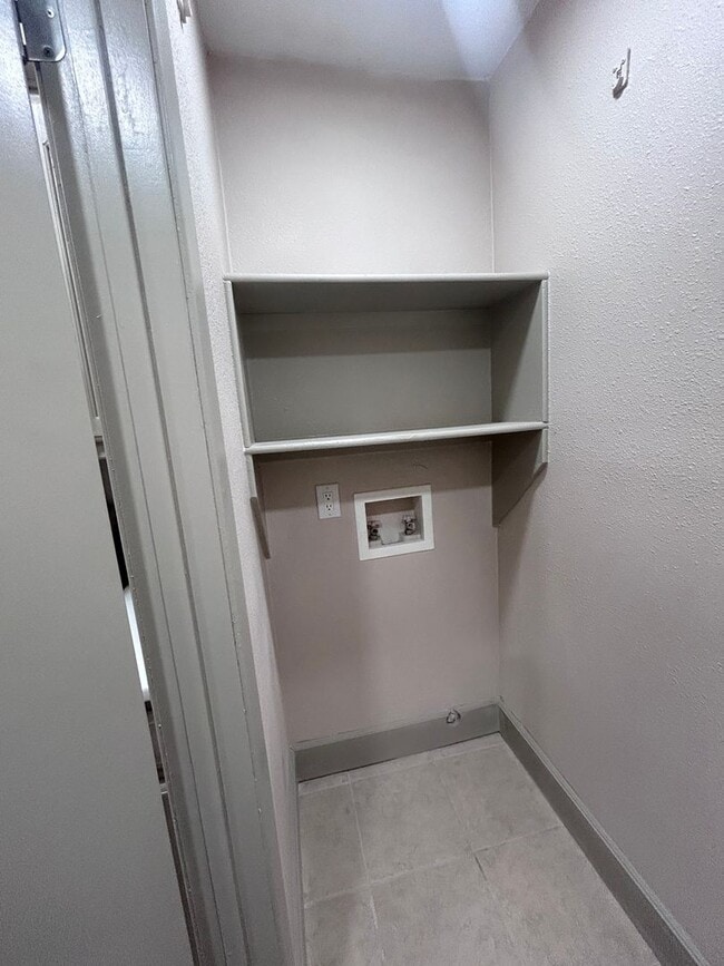 Building Photo - Newly Renovated 2 Bedroom, 2 Bath Duplex — Move-In Ready!