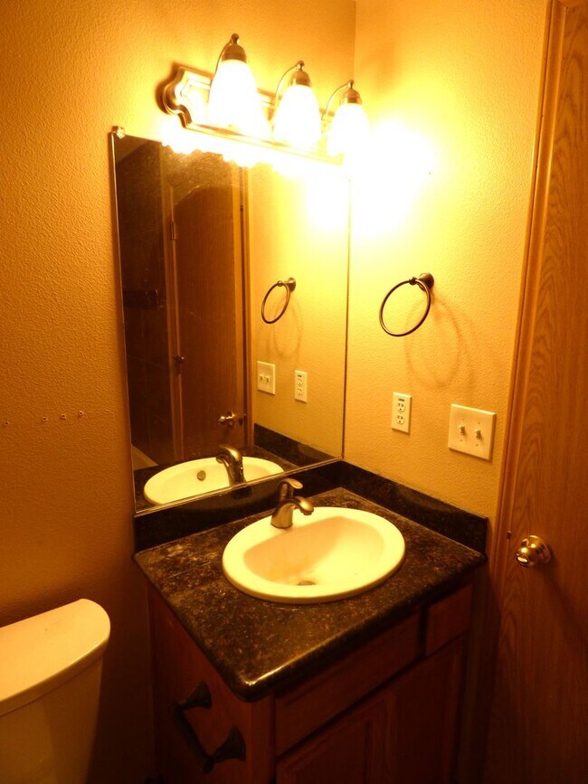 Building Photo - 3 bed Single level home in a Cul-De-Sac