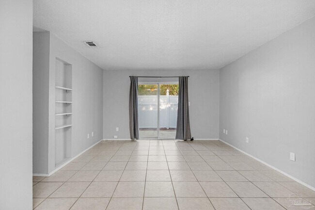 Building Photo - 1555 Green Briar Pkwy