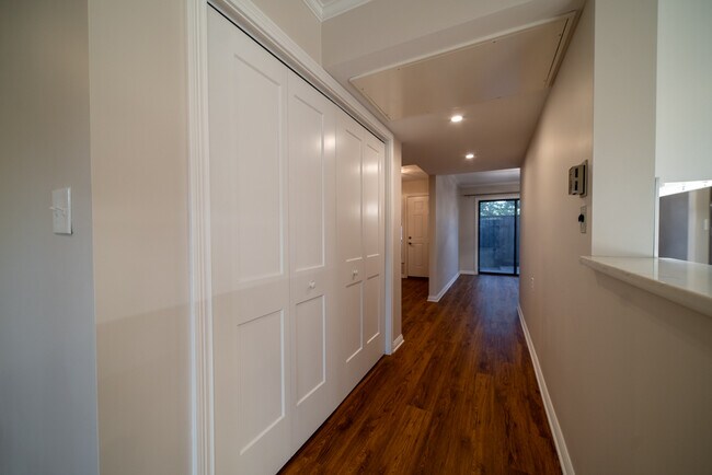 Building Photo - 750 Shaker Dr