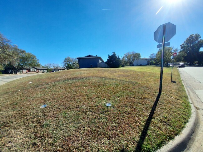 Large exterior yard - 801 Dondee Dr