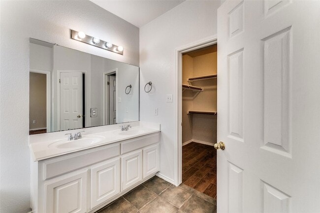 Building Photo - 2204 Speidel Dr