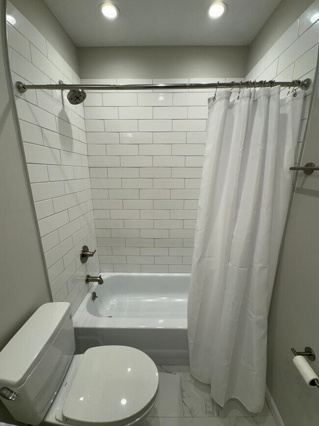 Building Photo - 600 S Dearborn St