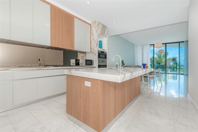 Building Photo - 2821 S Bayshore Dr